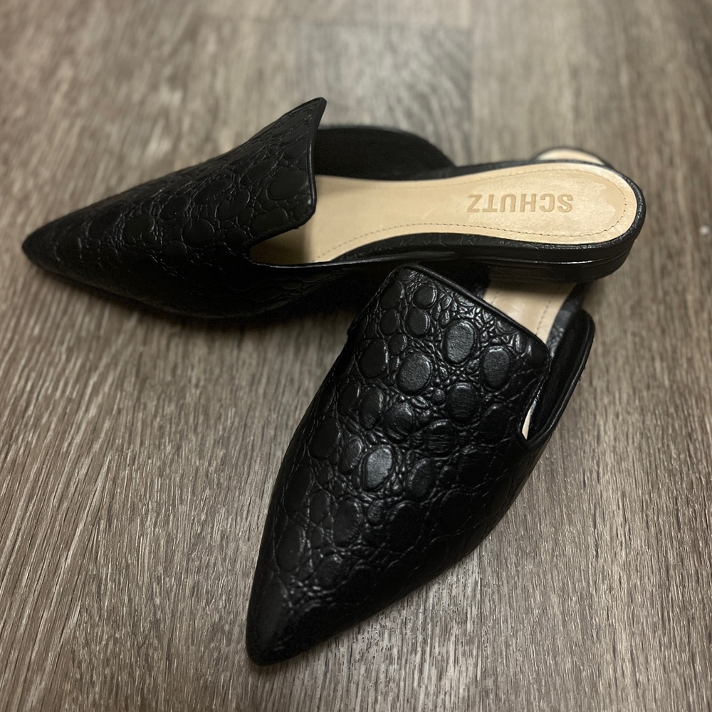 Schutz Size 7.5 black crocodile embossed Tracy Flat Mule